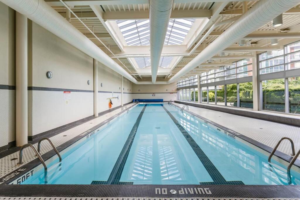 Downtown King Suite-Surround Views-Pool/Gym/Parkng Vancouver Zewnętrze zdjęcie